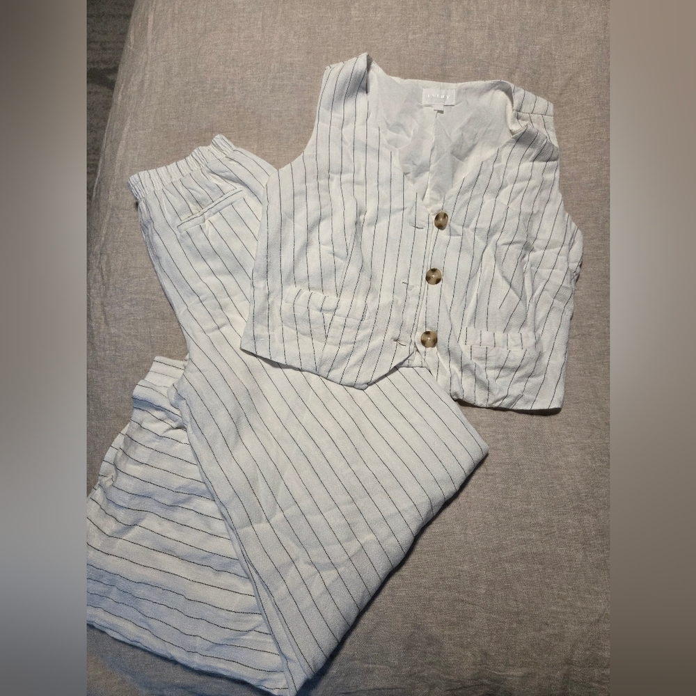 Everly Elegant White And Black Set